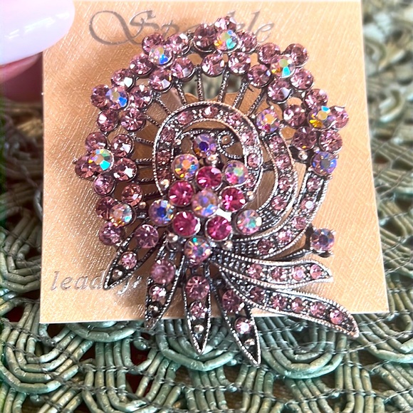 New gorgeous brooch with pink crystals. - Picture 1 of 5